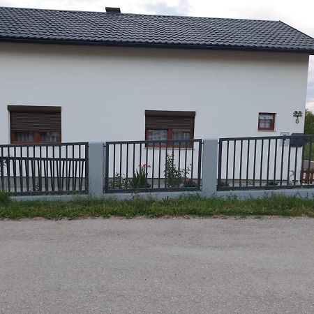 Apartman Filip Udbina Eksteriør bilde