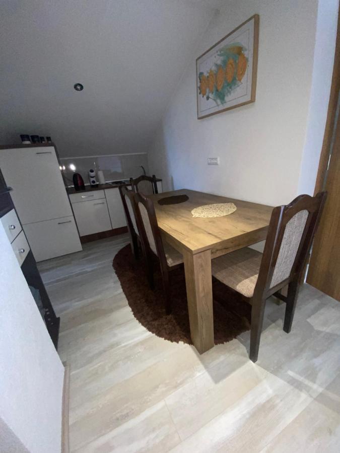 Apartman Filip Udbina Eksteriør bilde